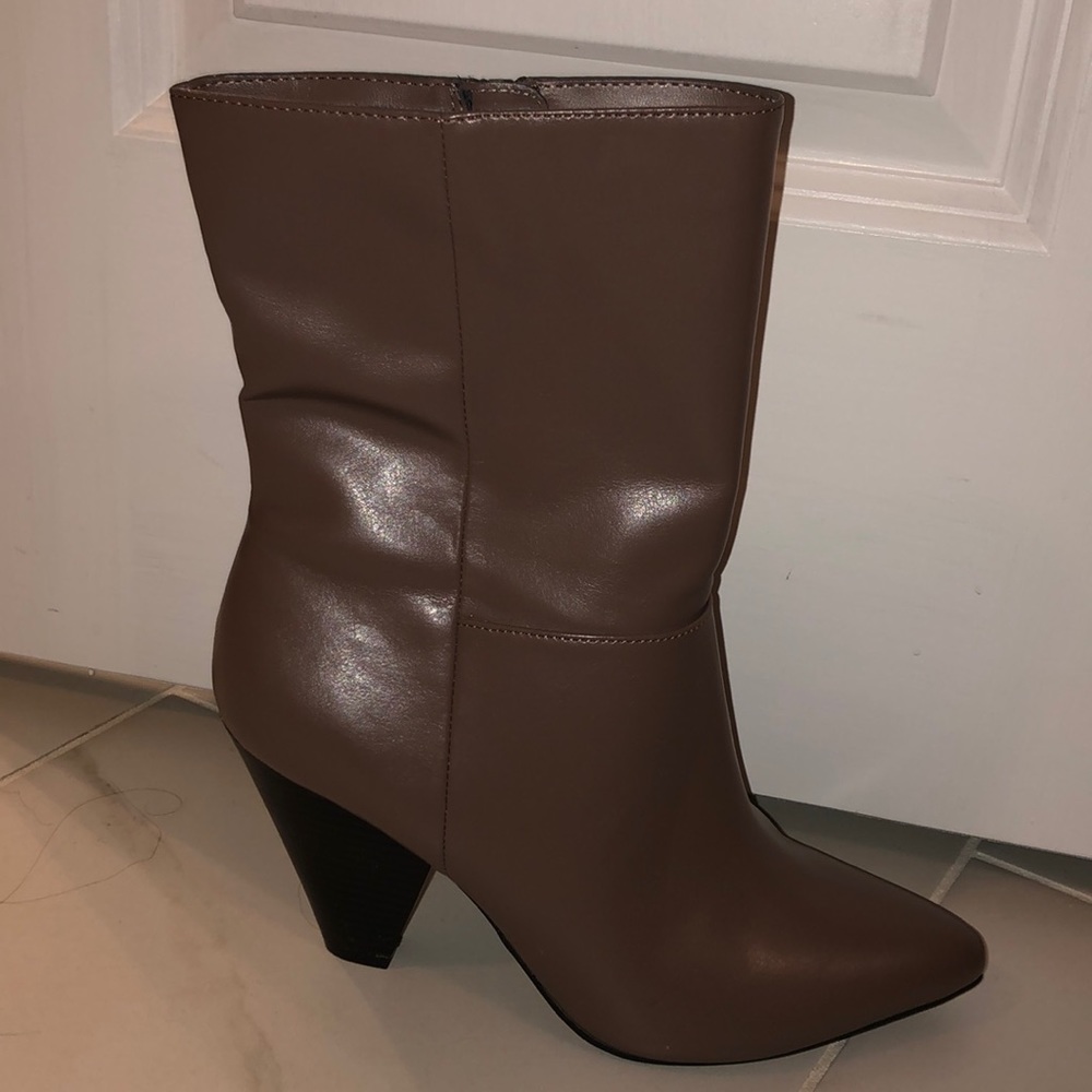 Like NEW Size 9 adorable beige boots.